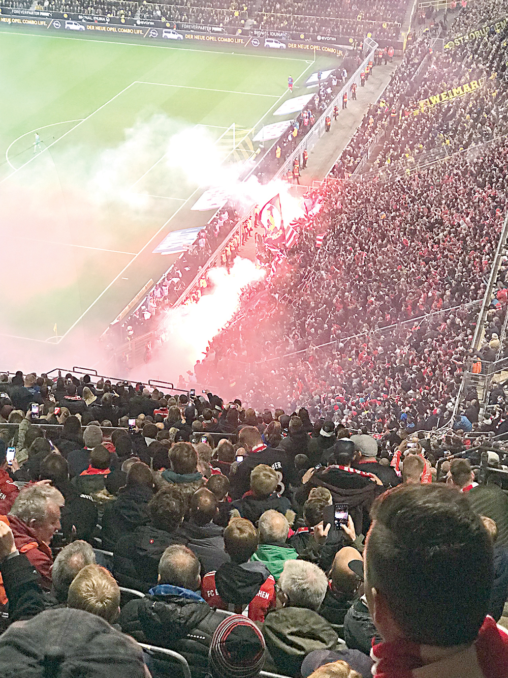 جماهير البايرن تحتفل بعيد الهدف الثاني 