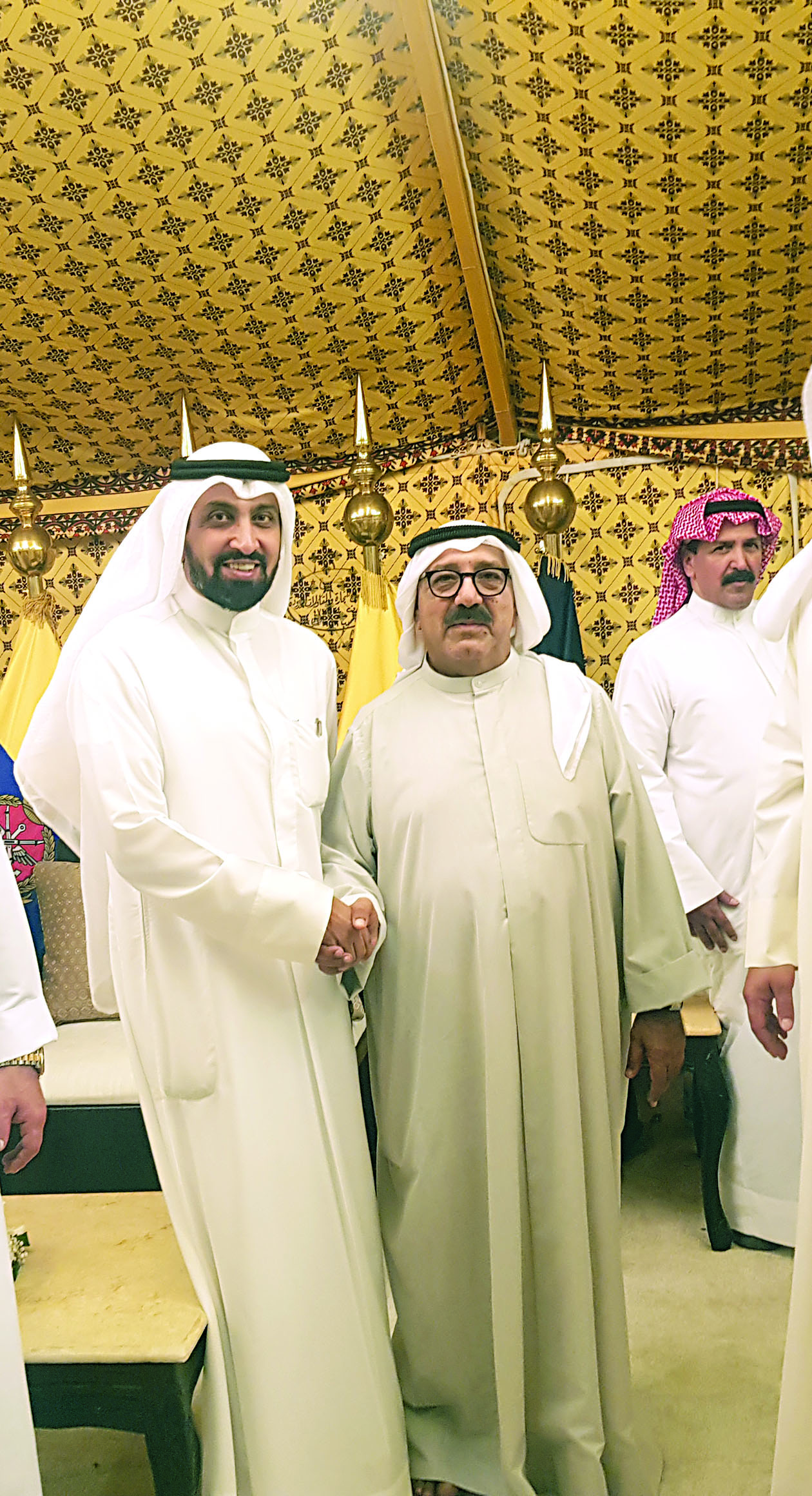 الشيخ ناصر يتلقى تهنئة الزميل غانم السليماني