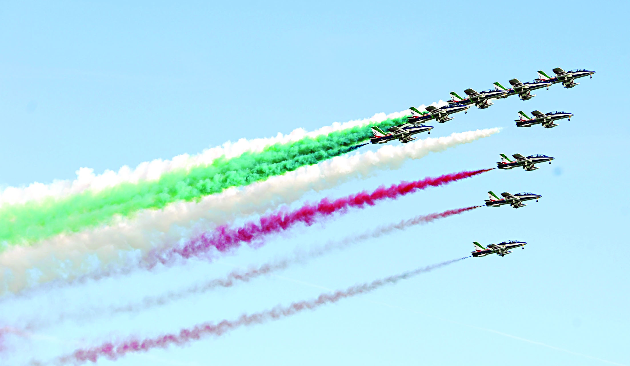 الأسهم الثلاثية في عرضها الساحر                                                                  	   