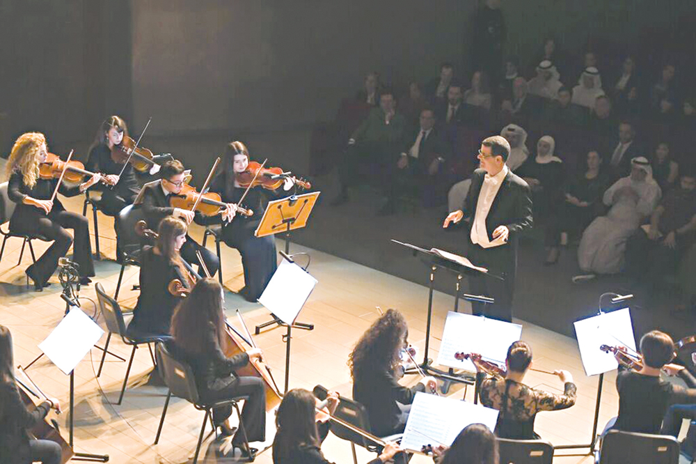 المايسترو كارلو دوناديو... يوّجه العازفين 