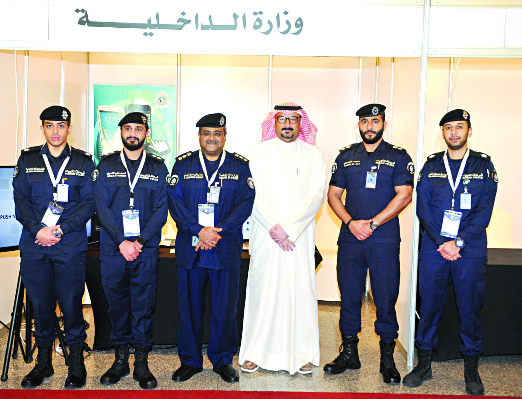 طارق الدوسري وعدد من الضباط والزميل ناصر الفرحان في جناح نظم المعلومات 