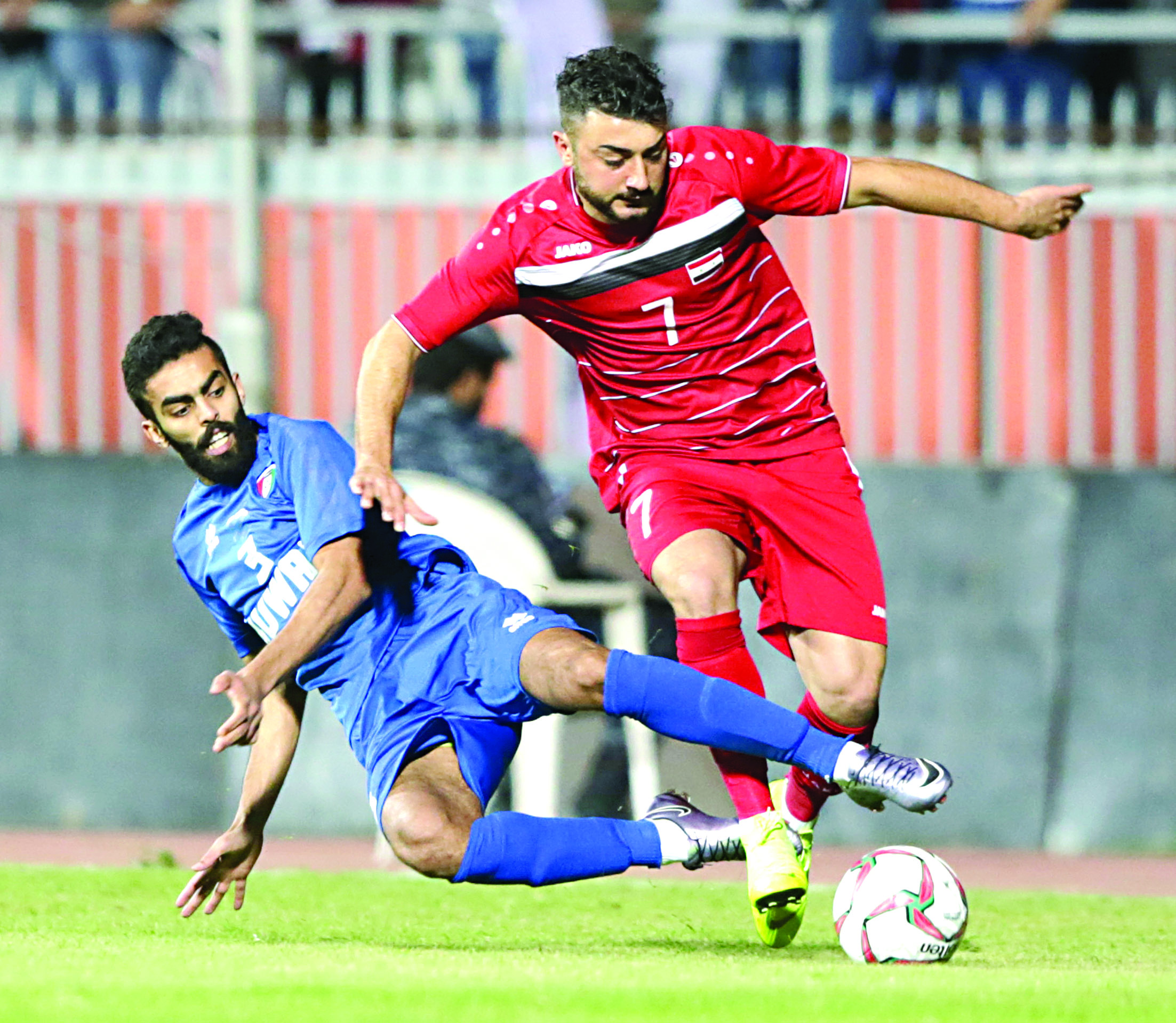 u0627u0644u0638u0641u064au0631u064a u0645u062du0627u0648u0644u0627u064b u0642u0637u0639 u0627u0644u0643u0631u0629 u0645u0646 u0623u0645u0627u0645 u0644u0627u0639u0628 u0633u0648u0631u064a           t     (u0627u0644u0623u0632u0631u0642 u062fu0648u062a u0643u0648u0645)