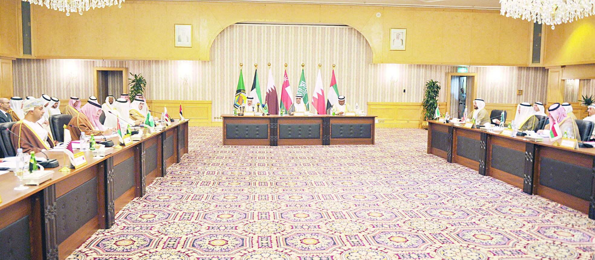 الروضان مترئساً اجتماع وزراء «التجارة» ورؤساء الغرف	             (تصوير سعد هنداوي)