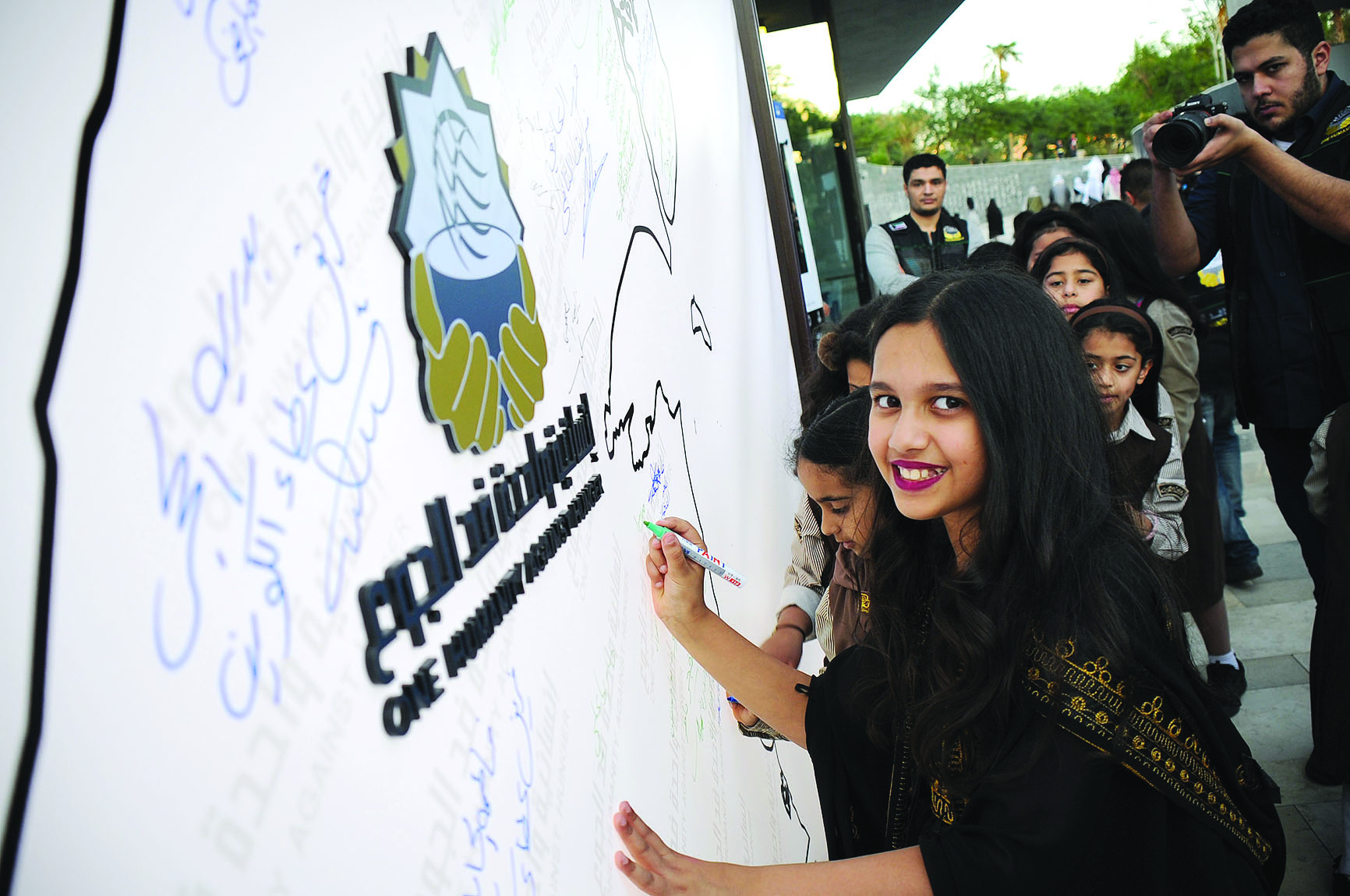 فتيات يوقعن على الجدارية	(تصوير بسام زيدان)