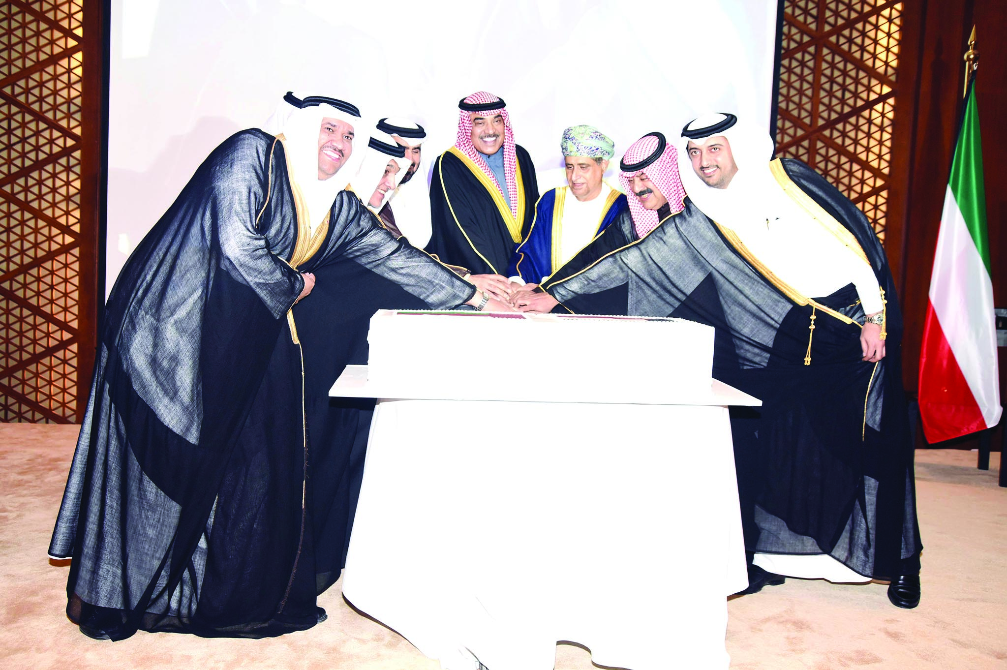 صباح الخالد مشاركاً السفراء الخليجيين قص قالب الحلوى