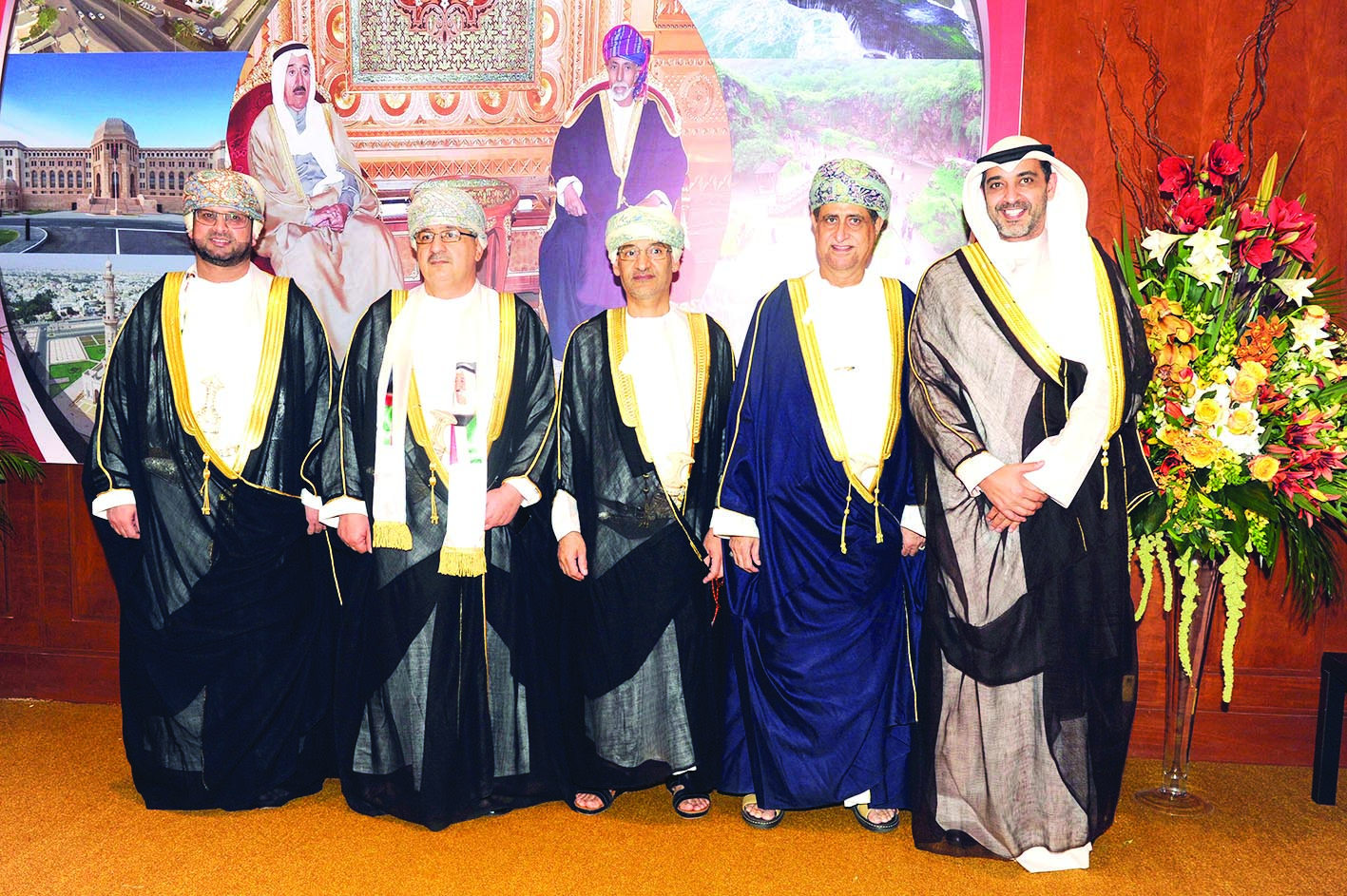 العبدالله والسفيرالعُماني وبعض أركان السفارة