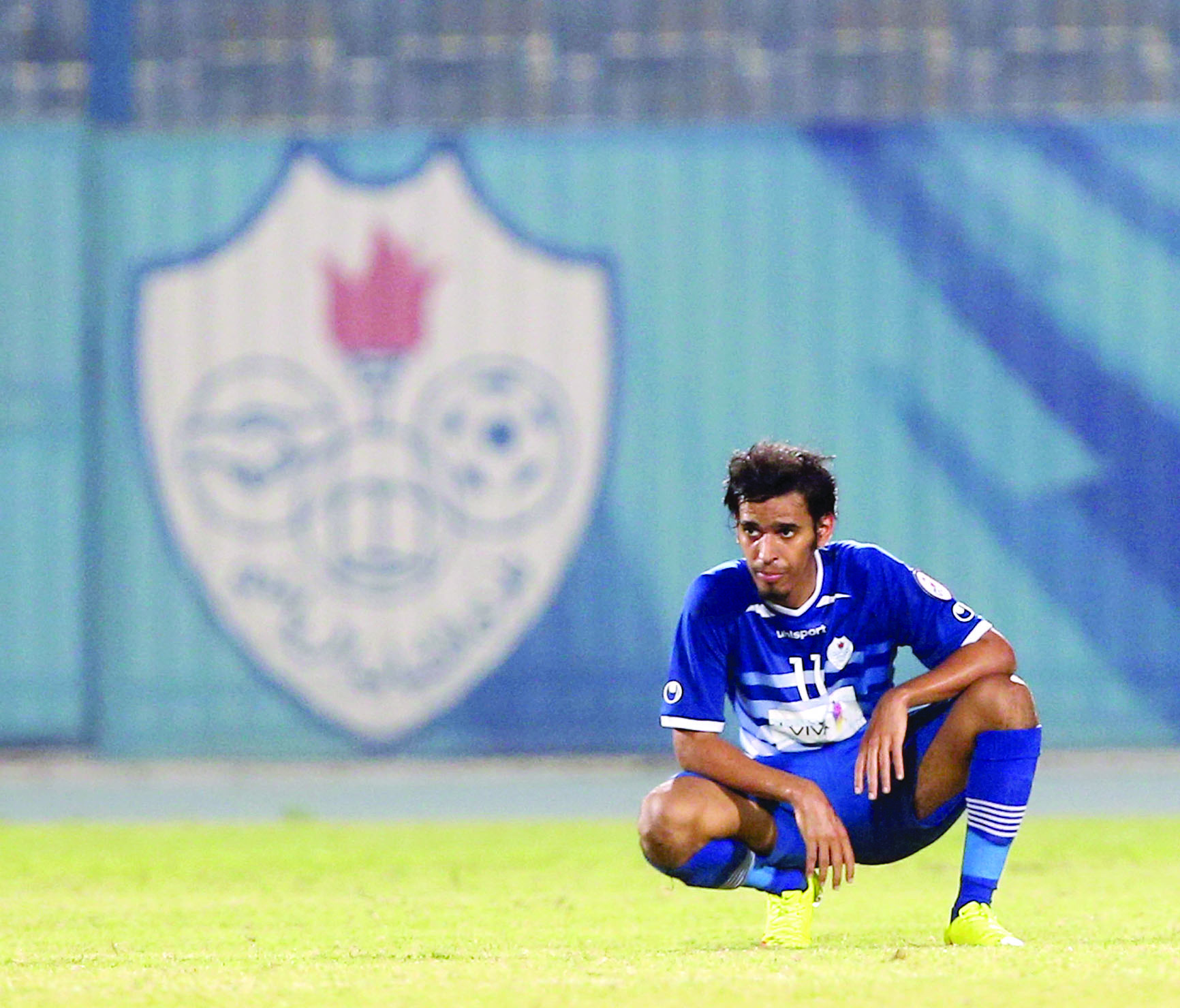 u0644u0627u0639u0628 u0627u0644u0634u0628u0627u0628 u0627u0644u0645u0639u0627u0631 u0645u0646 u0627u0644u0642u0627u062fu0633u064au0629 u0645u062du0645u062f u0632u0646u064au0641u0631 u064au0648u0627u062cu0647 u0632u0645u0644u0627u0621u0647 u0627u0644u0633u0627u0628u0642u064au0646 u0645u062cu062fu062fu0627u064b    t   (u0627u0644u0623u0632u0631u0642 u062fu0648u062a u0643u0648u0645)