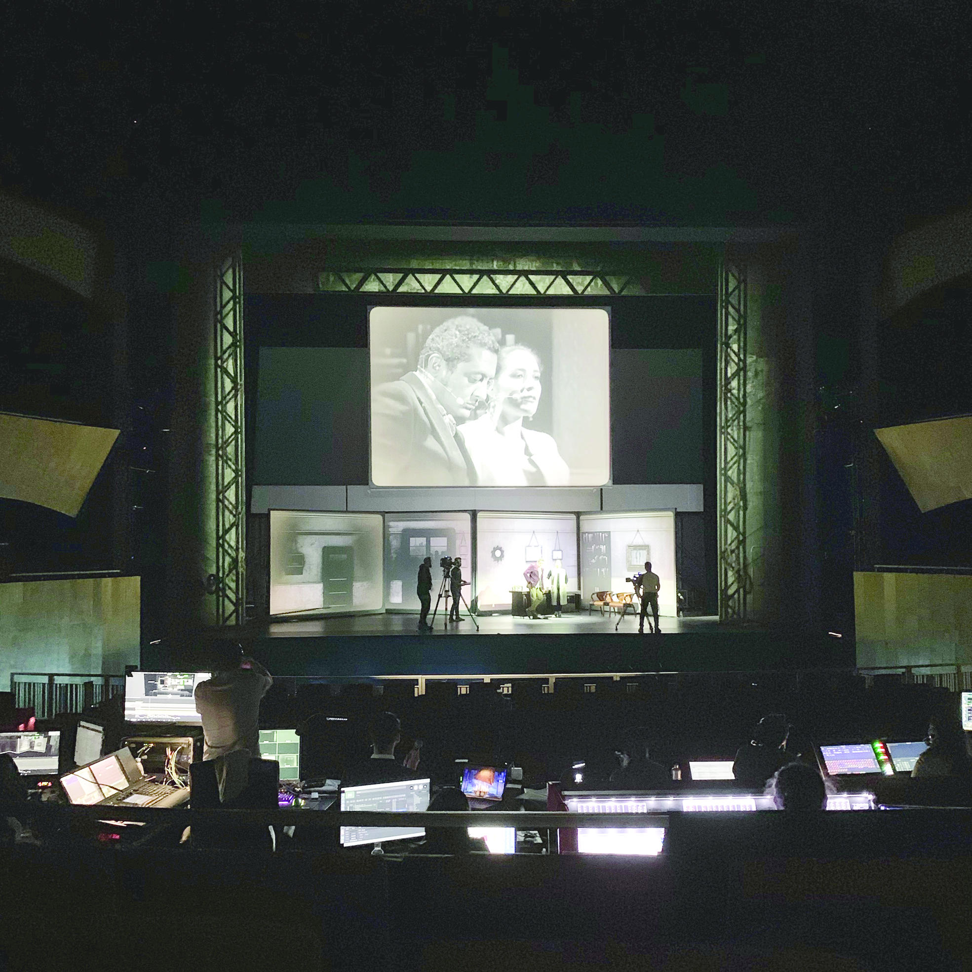 التحضيرات قائمة لتجهيز المسرح 