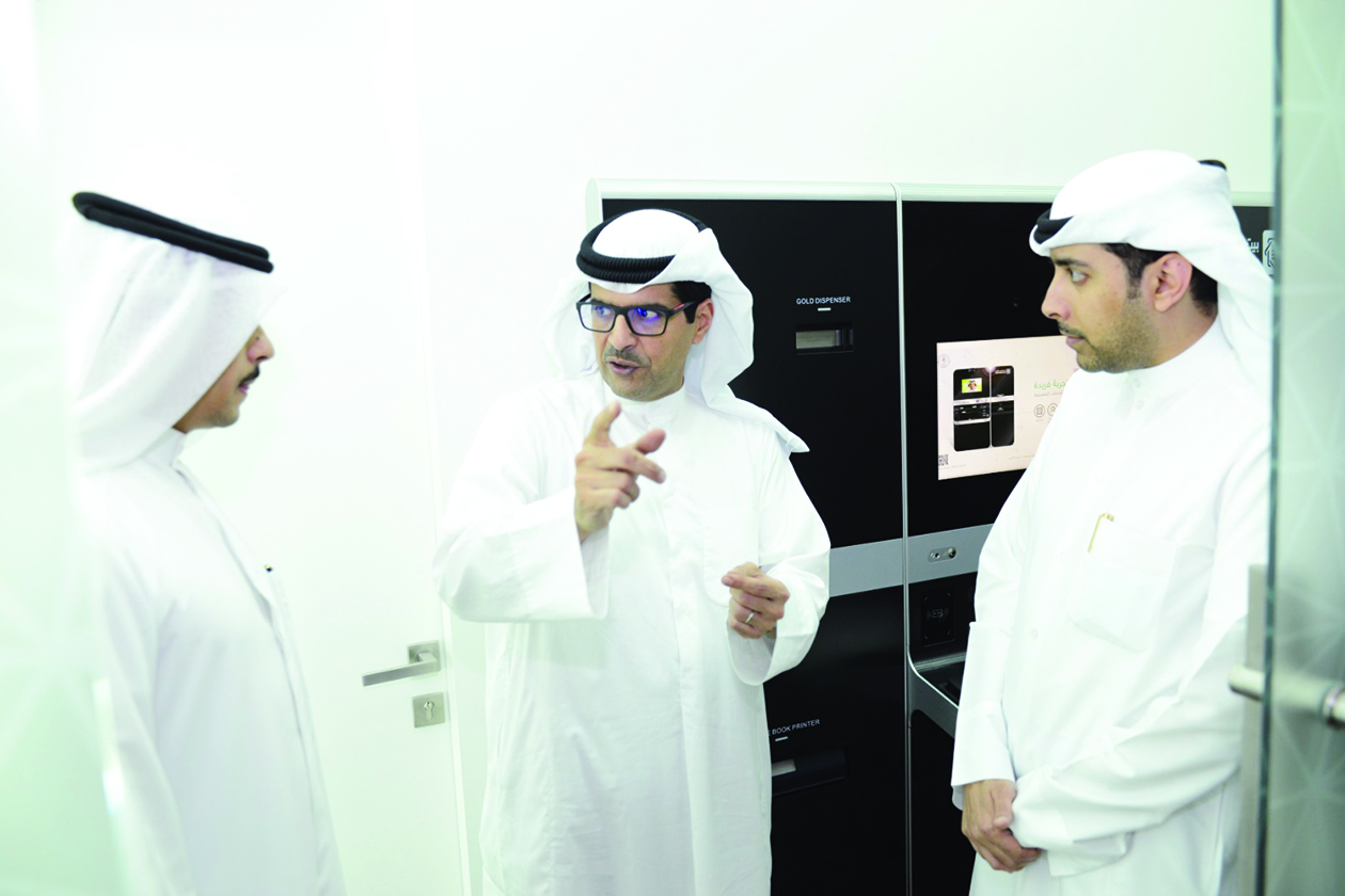 الرئيس التنفيذي مستعرضاً إحدى الخدمات