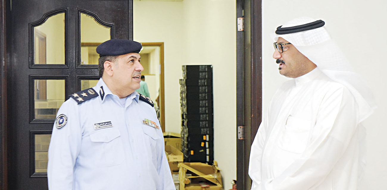 العميد القحطاني مع الزميل ناصر الفرحان أثناء الجولة في إدارة نظم المعلومات 