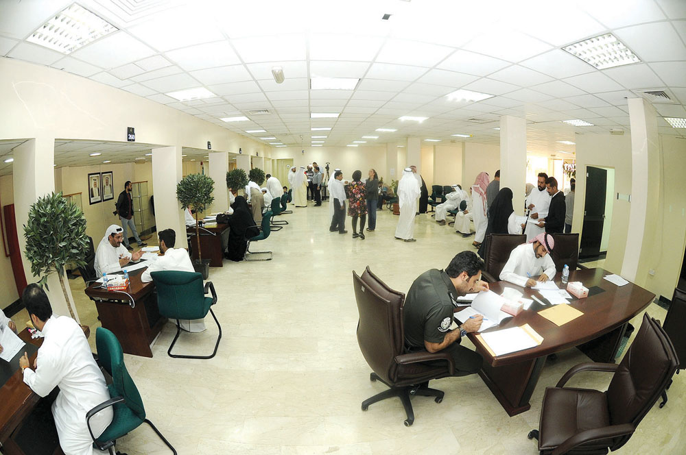 المتضررون يقدمون طلباتهم