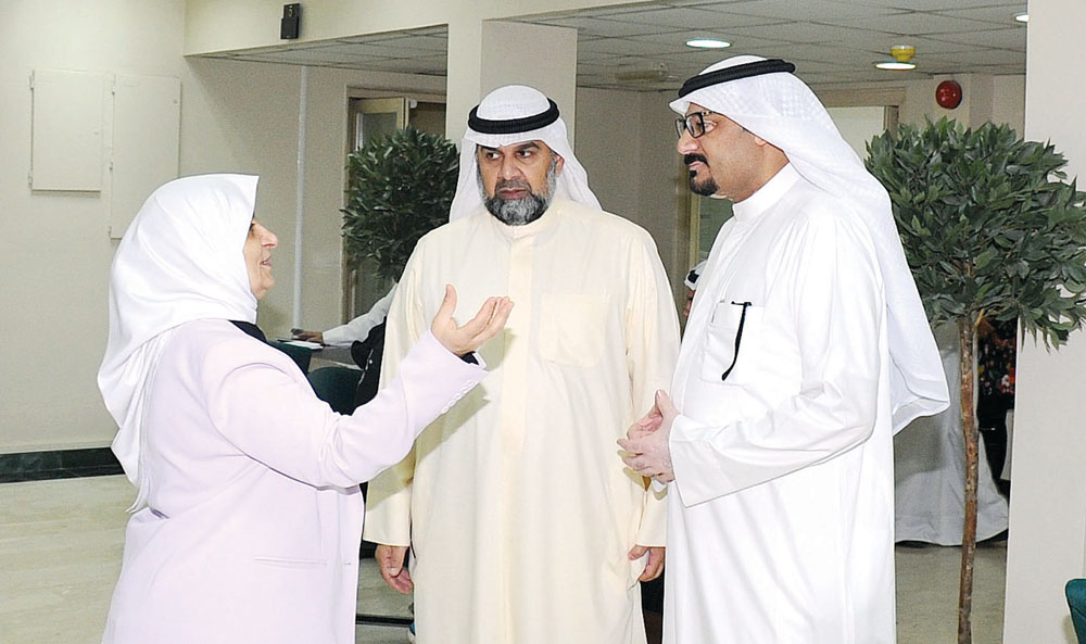 الصبيح تتحدث للزميل ناصر الفرحان بحضور صالح الصرعاوي    	(تصوير بسام زيدان)