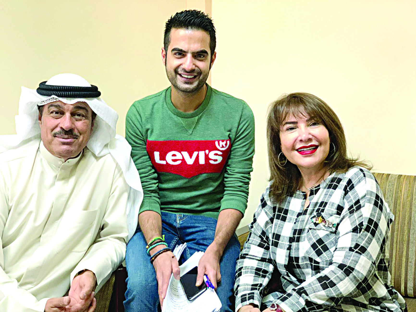 الزميل حمود العنزي يتوسط هدى حسين وإبراهيم الحربي