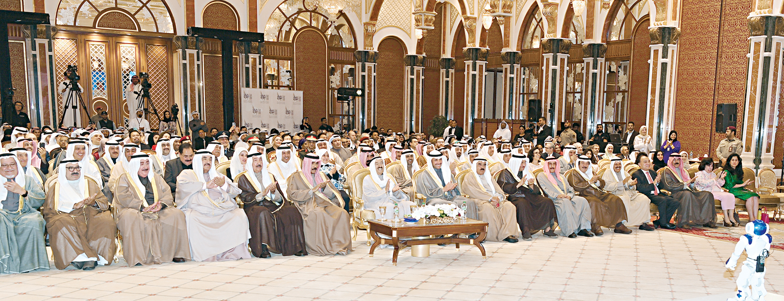 u0633u0645u0648 u0627u0644u0623u0645u064au0631 u0648u0648u0644u064a u0627u0644u0639u0647u062f u0648u0627u0644u063au0627u0646u0645 u0648u0643u0628u0627u0631 u0627u0644u062du0636u0648u0631 u062eu0644u0627u0644 u0639u0631u0636 u0623u0648u0644 u0631u0648u0628u0648u062a u0643u0648u064au062au064a