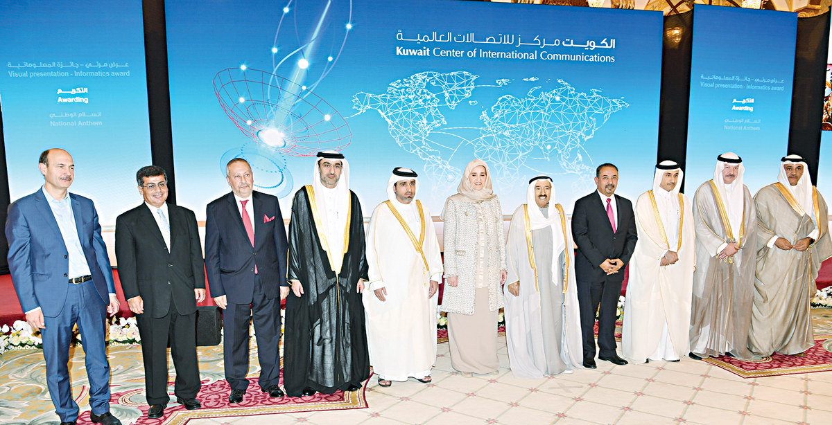 صاحب السمو متوسطاً وعايدة سالم العلي الفائزين بالجائزة