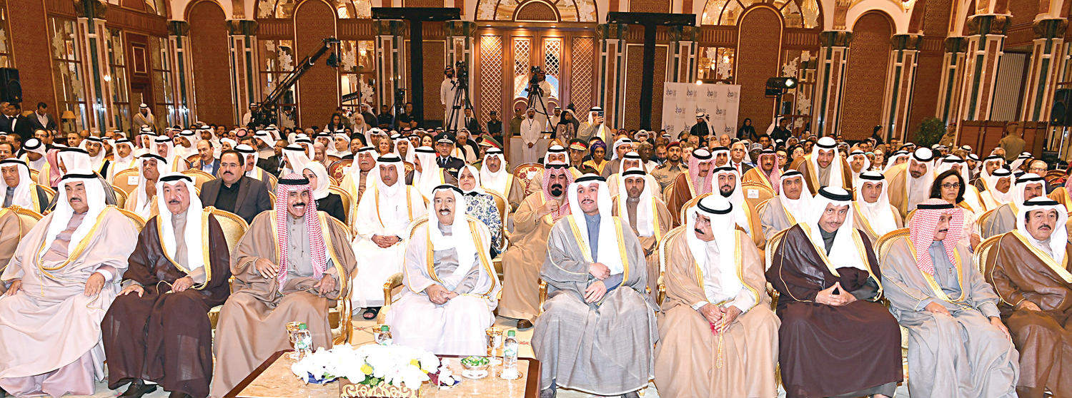 سمو الأمير وولي العهد والغانم وفيصل السعود وجابر العبدالله وناصر المحمد وجابر المبارك وكبار مسؤولي الدولة