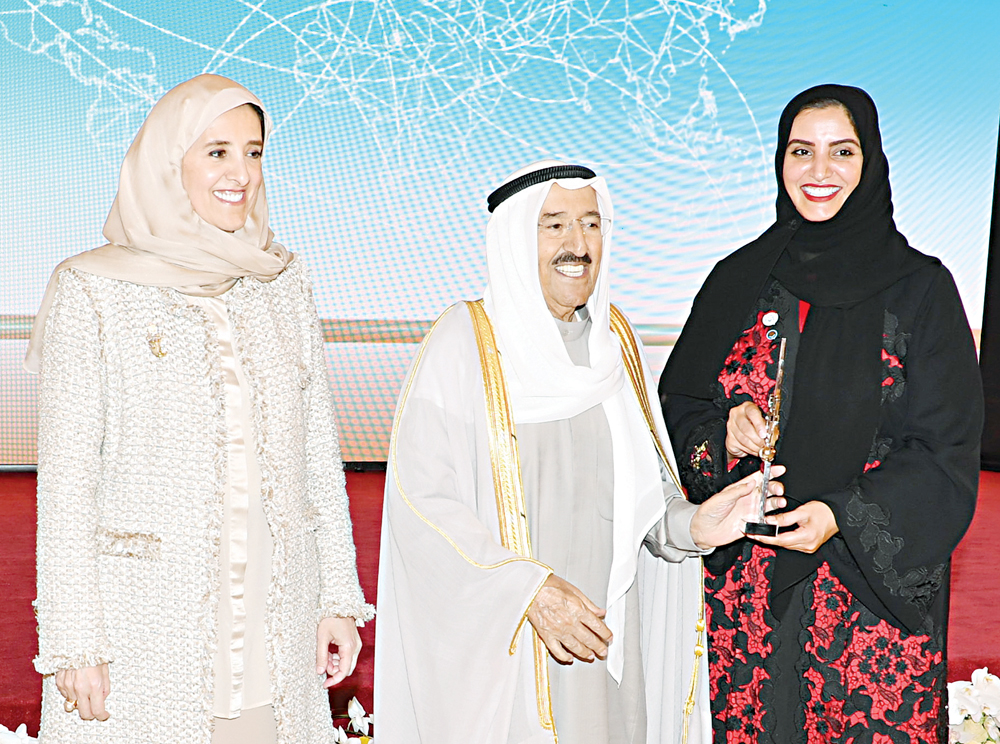 سموه مسلماً الجائزة لممثلة الإمارات 