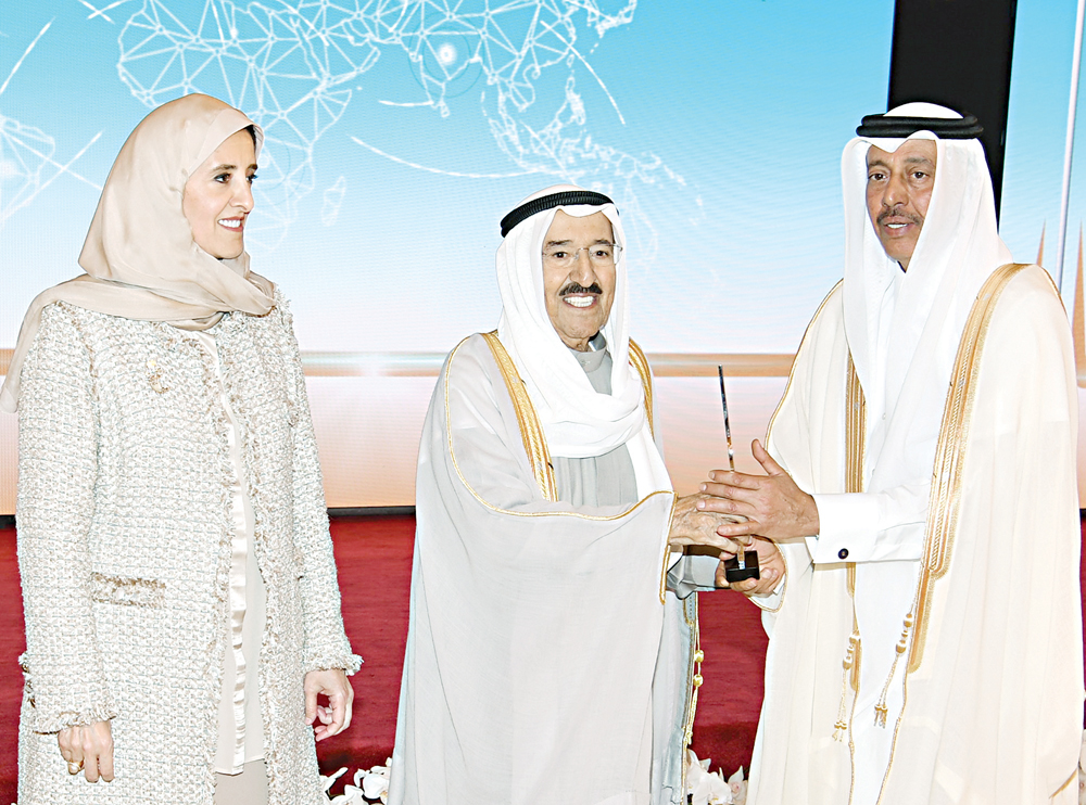 الأمير يسلم جائزة إلى مدير عام الأمن العام القطري اللواء سعد الخليفي