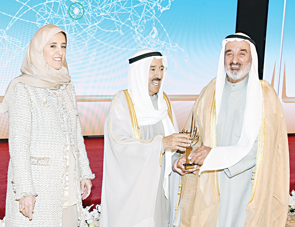 تسليم جائزة لممثل «النجاة»