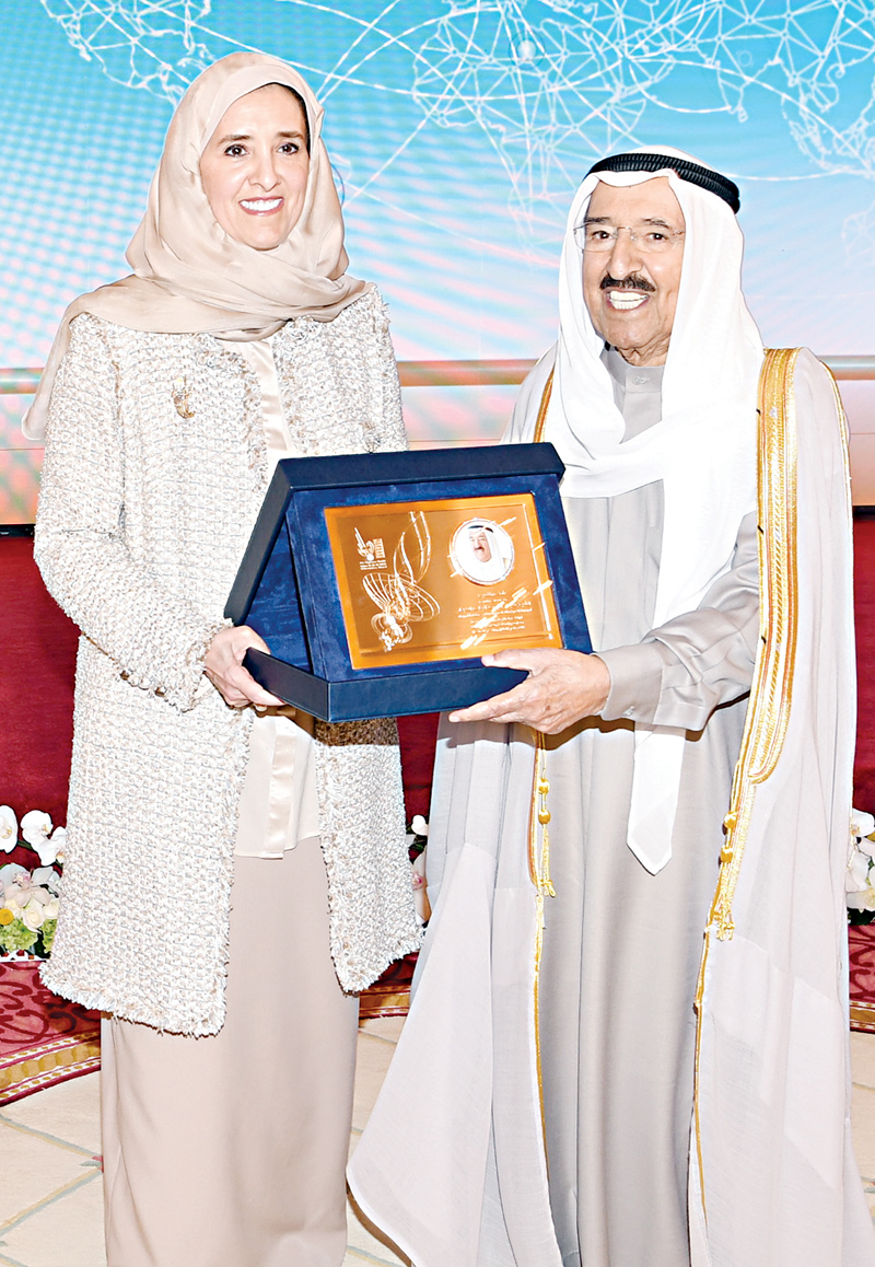 سموه يتسلم هدية تذكارية من عايدة سالم العلي