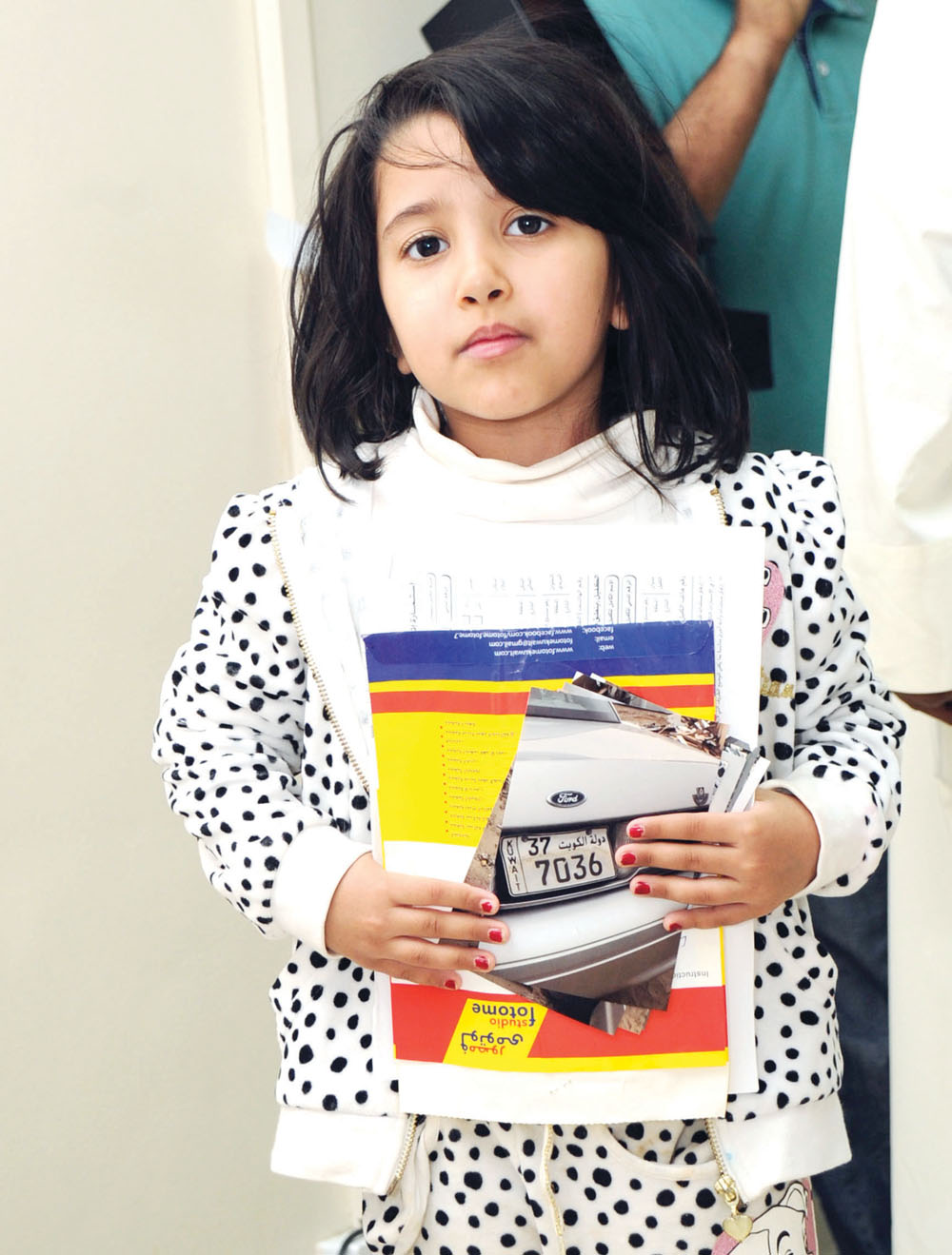 طفلة تحمل أوراق والدها المتضرر