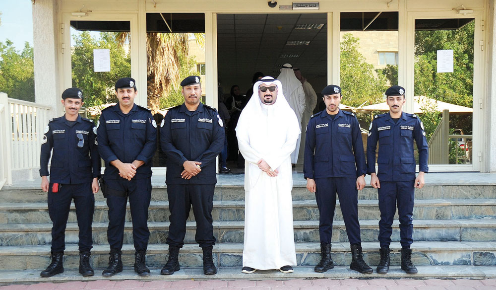 رجال الأمن المسؤولون عن التنظيم يتوسطهم الزميل ناصر الفرحان	  (تصوير بسام زيدان)
