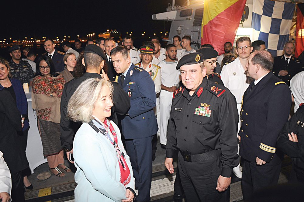 u0627u0644u0643u0646u062fu0631u064a u0648u0627u0644u0633u0641u064au0631u0629 u0627u0644u0641u0631u0646u0633u064au0629 u0648u062du0636u0648u0631 u062du0627u0634u062f u0639u0644u0649 u0645u062au0646 u0627u0644u0641u0631u0642u0627u0637u0629tt (u062au0635u0648u064au0631 u0628u0633u0627u0645 u0632u064au062fu0627u0646)