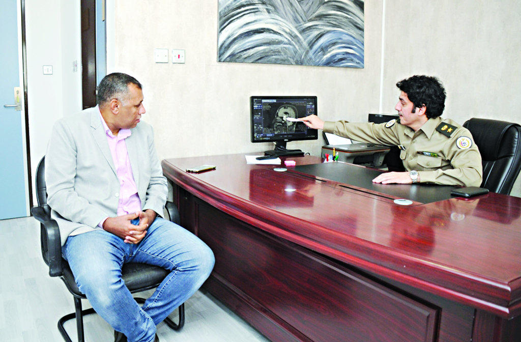 الكندري يشرح تفاصيل العملية للزميل عمر العلاس 