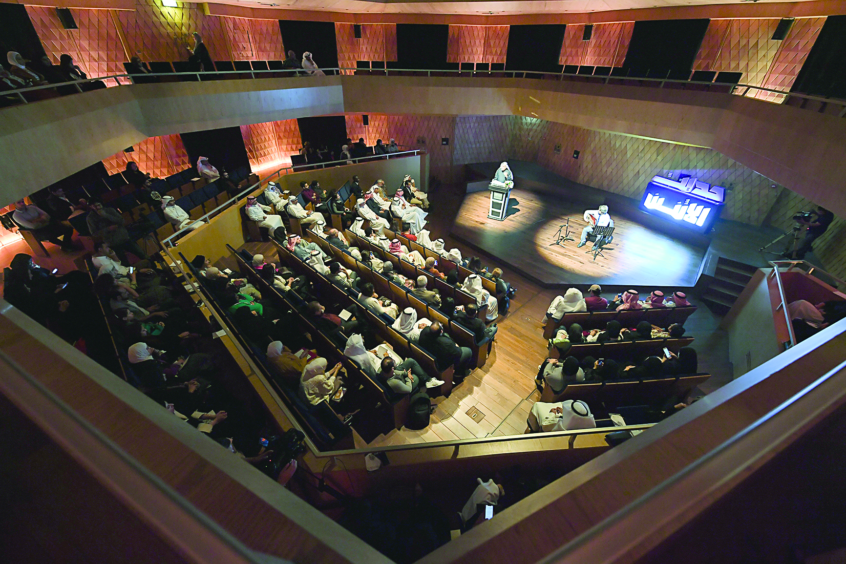 جانب من القاعة المستديرة