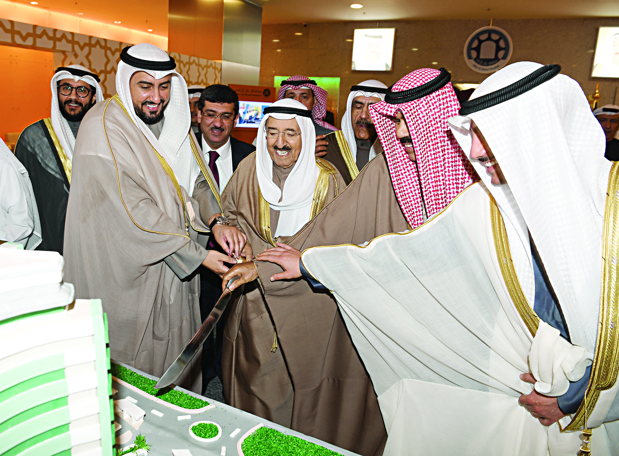 سمو الأمير وولي العهد ومرزوق الغانم وباسل الصباح في حفل افتتاح مستشفى جابر 