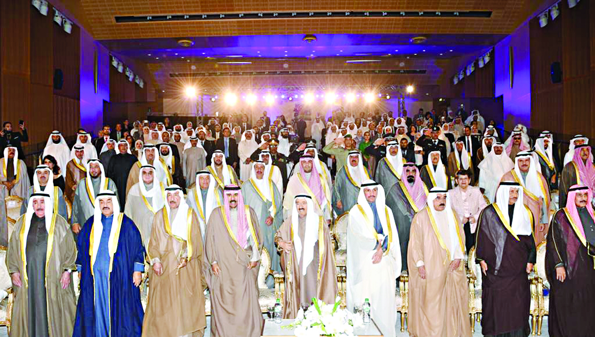 سمو الأمير متوسطاً ولي العهد والغانم وفيصل السعود وجابر العبدالله وناصر المحمد وجابر المبارك وكبار المسؤولين