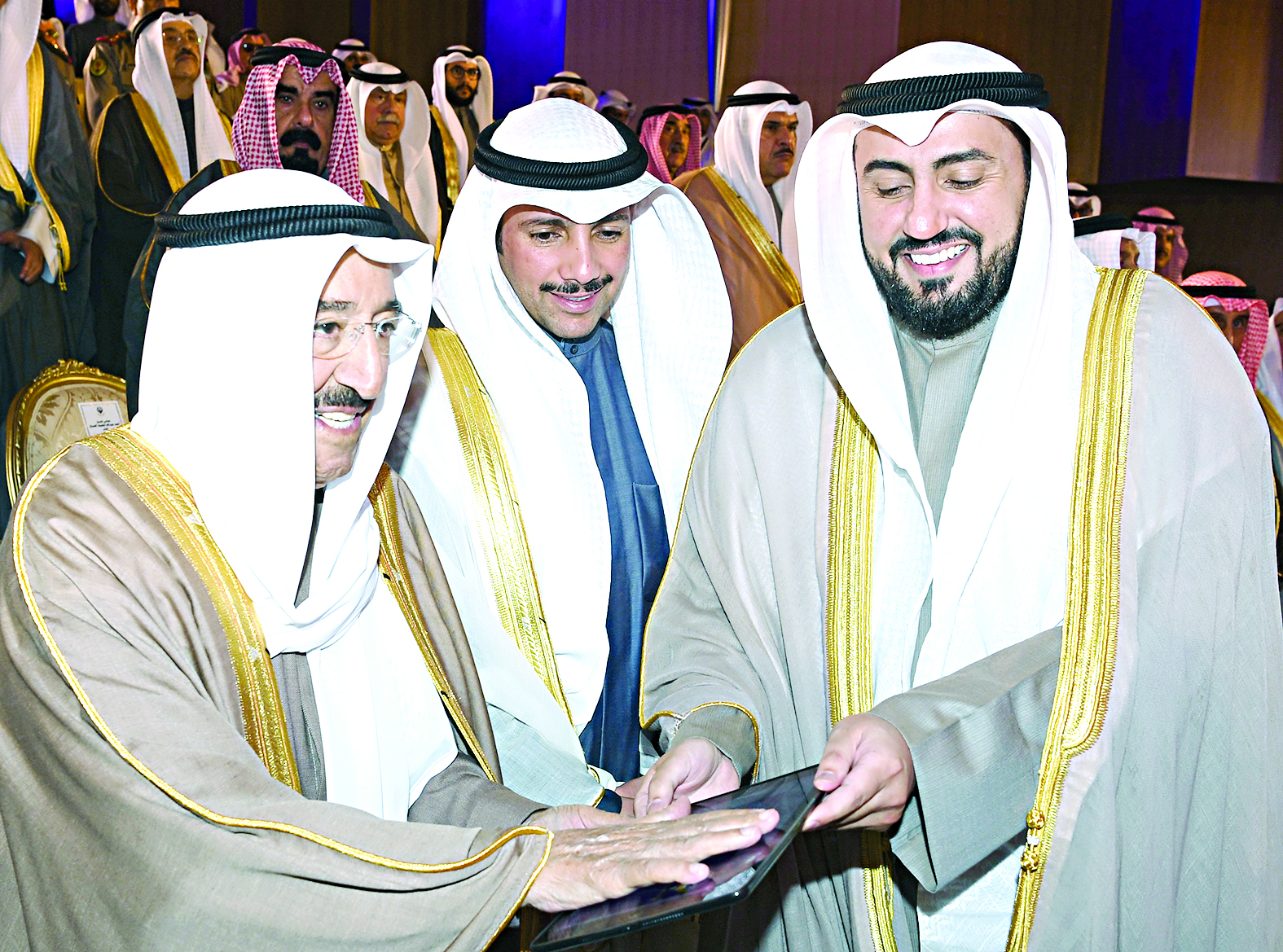 سموه مدشناً المستشفى بحضور الغانم وباسل الصباح 