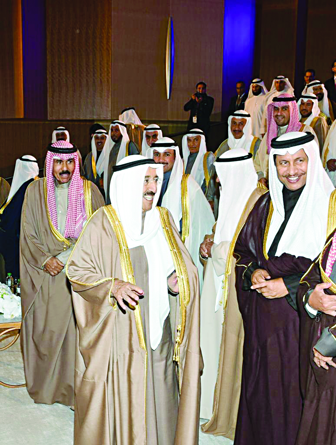 صاحب السمو لدى وصوله وبدا ولي العهد والغانم والمبارك