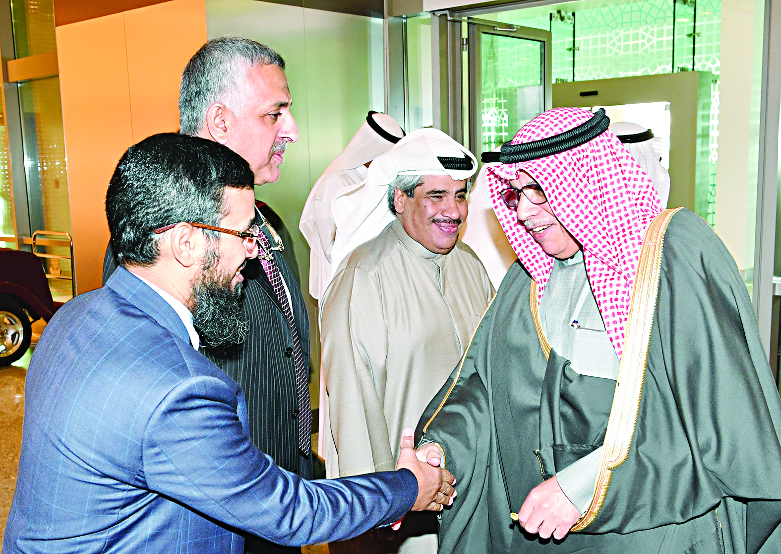 الجراح مصافحاً أحد الحضور في الاحتفال