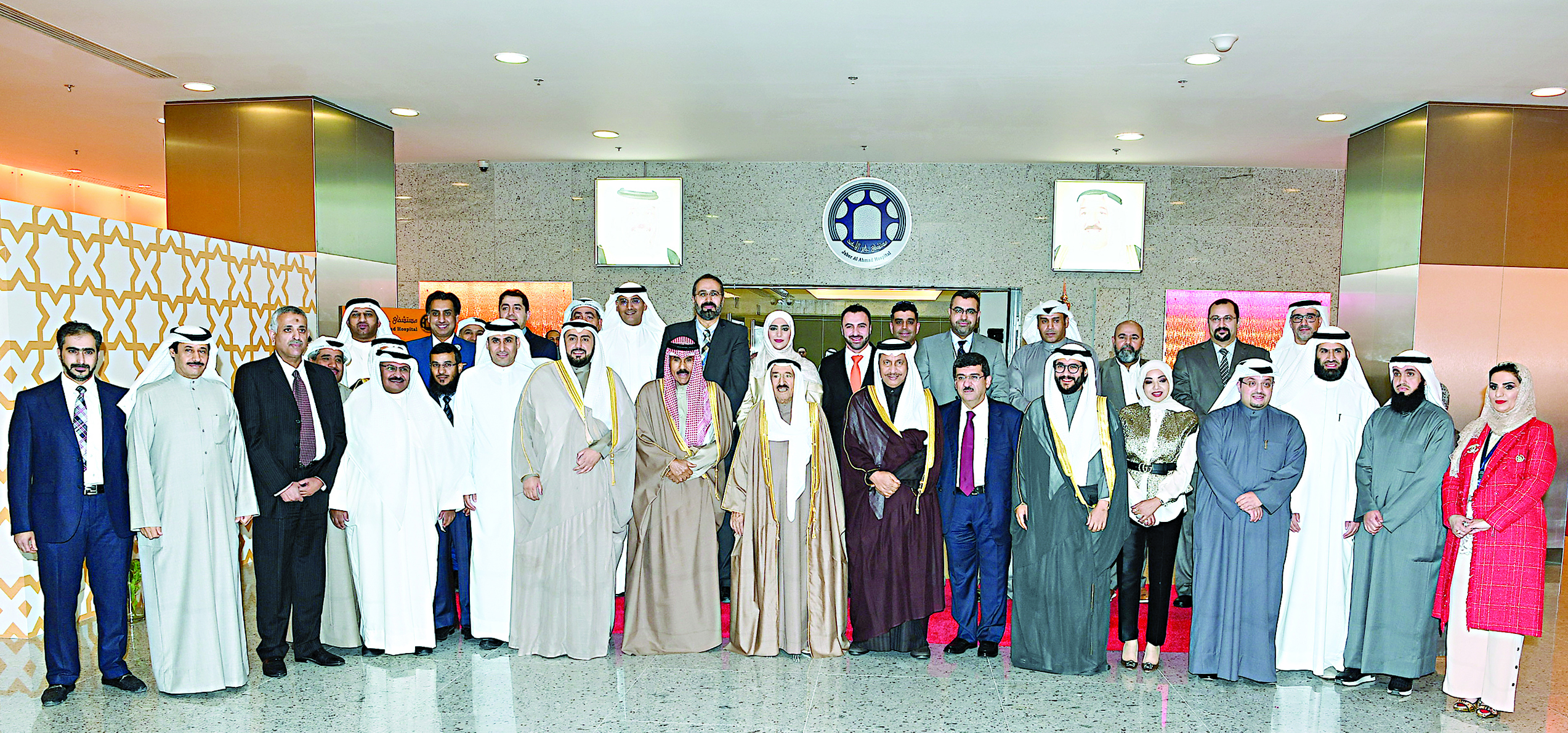 سمو الأمير متوسطاً ولي العهد والمبارك وباسل الصباح ورضا وقياديي المستشفى