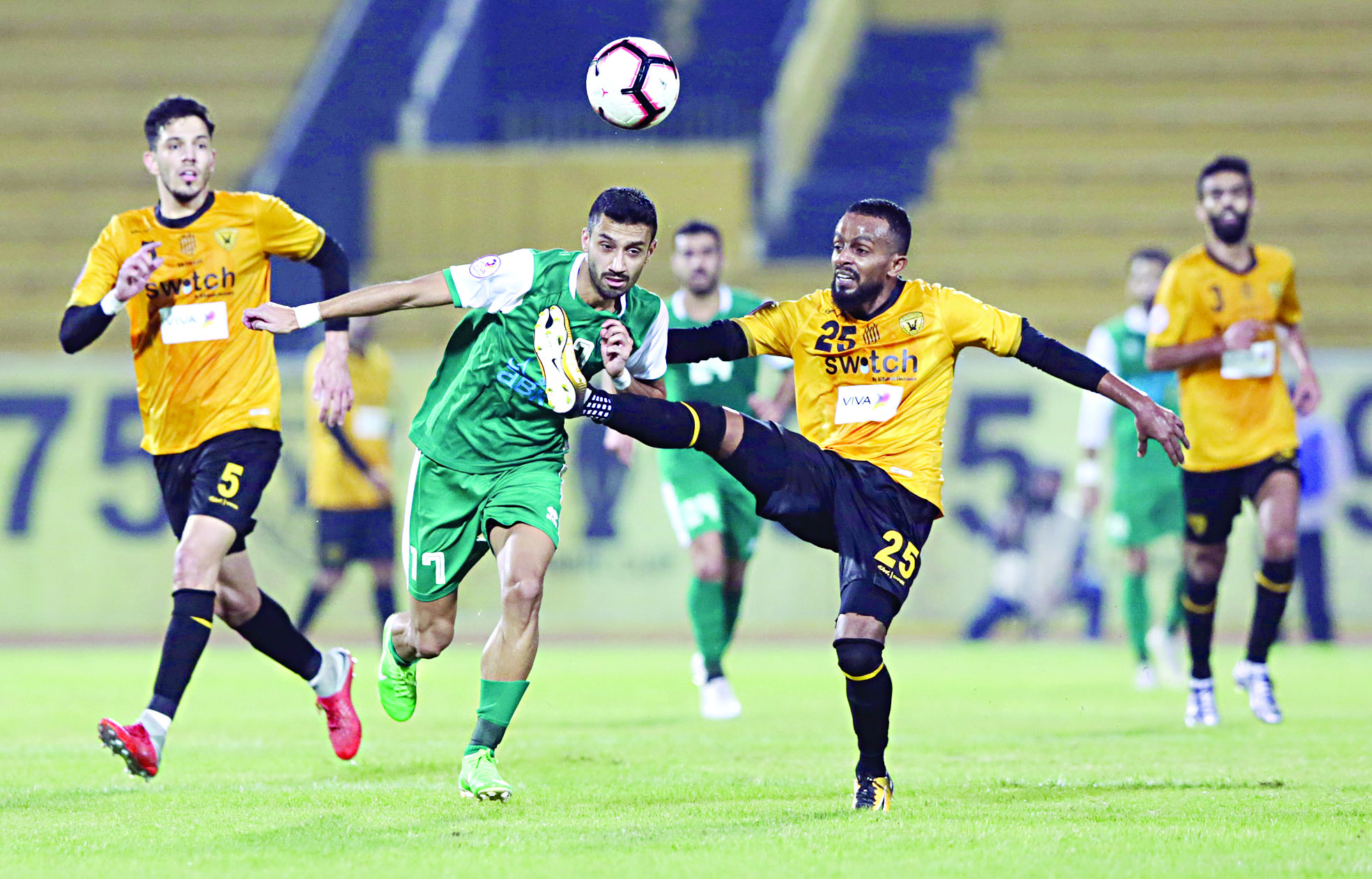 u0644u0627u0639u0628 u0627u0644u0639u0631u0628u064a u0639u0644u064a u062eu0644u0641 u064au0633u062fu062f u0627u0644u0643u0631u0629 u0628u0631u0623u0633u0647 u0645u0646 u0623u0645u0627u0645 u0636u0627u0631u064a u0633u0639u064au062f  t (u0627u0644u0623u0632u0631u0642 u062fu0648u062a u0643u0648u0645)