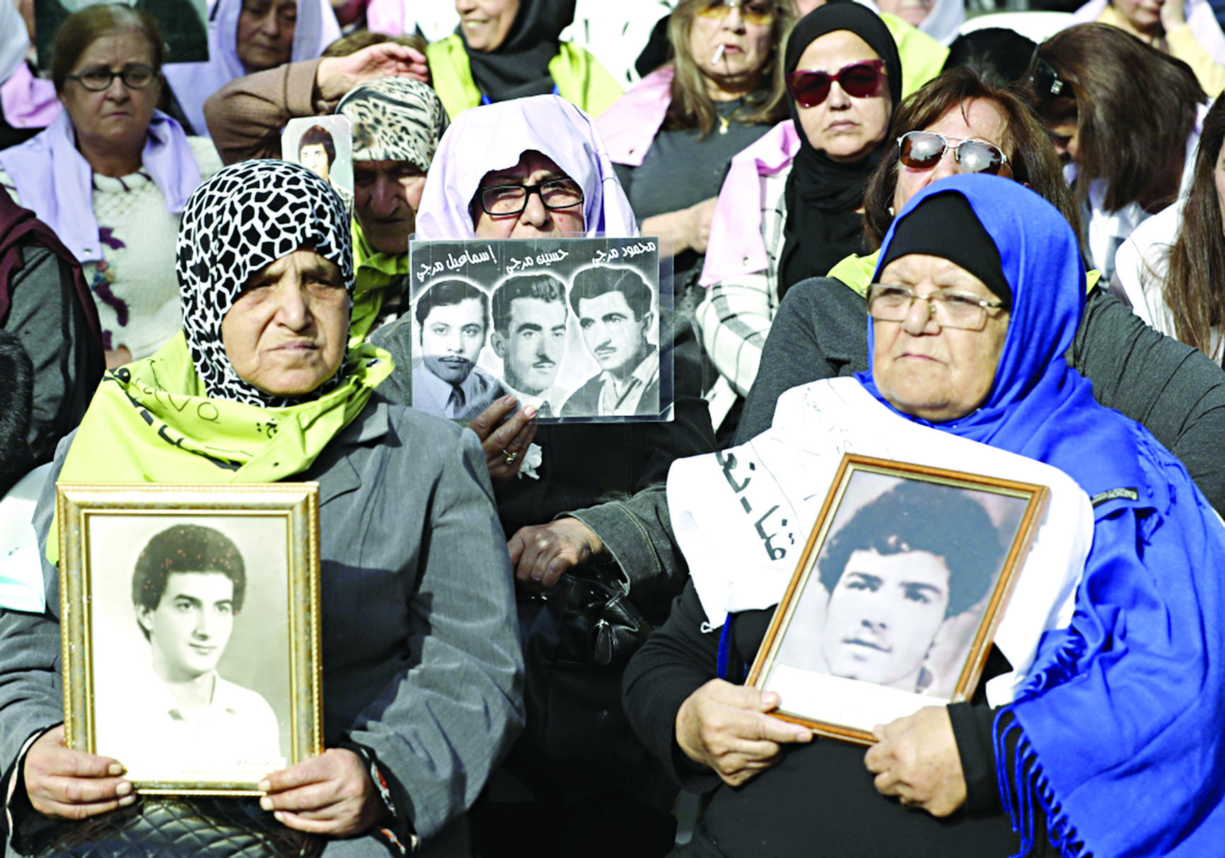 u0623u0645u0647u0627u062a u0648u0623u0642u0627u0631u0628 u0644u0628u0646u0627u0646u064au064au0646 u0641u0642u062fu0648u0627 u062eu0644u0627u0644 u0627u0644u062du0631u0628 u064au062du0645u0644u0648u0646 u0635u0648u0631u0647u0645 u062eu0644u0627u0644 u0645u0624u062au0645u0631 u0635u062du0627u0641u064a u062du0648u0644 u0642u0627u0646u0648u0646 u0627u0644u0645u0641u0642u0648u062fu064au0646 u0623u0645u0627u0645 u0645u062fu062eu0644 u0645u0642u0631 u0627u0644u0623u0645u0645 u0627u0644u0645u062au062du062fu0629 u0641u064a u0648u0633u0637 u0628u064au0631u0648u062a                   t    (u0627 u0641 u0628)