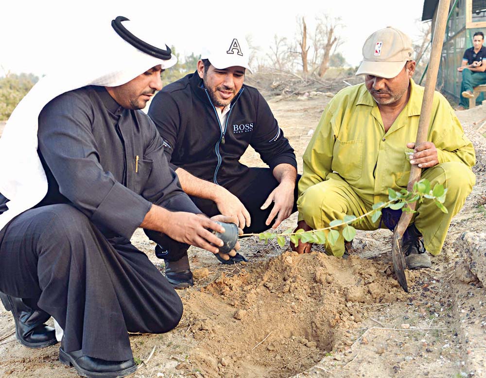 الأحمد يشارك في غرس إحدى الشتلات في الحملة 	(تصوير نايف العقلة)