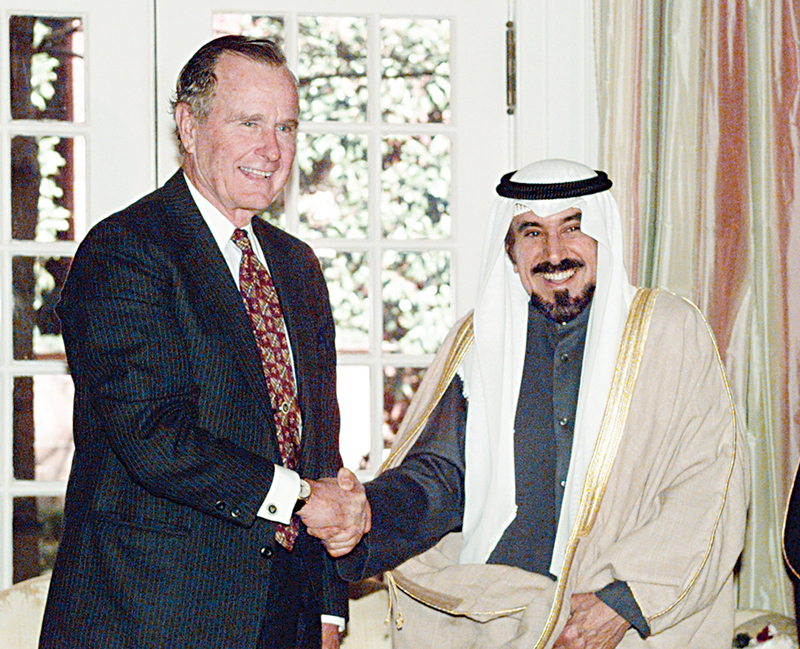 بوش مستقبلاً الأمير الراحل الشيخ جابر الأحمد حيث أعلن رفضه الغزو والتصدي له