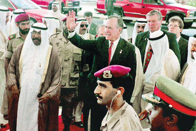 بوش يُحيي الشعب الكويتي لدى وصوله إلى البلاد بعد التحرير وإلى جانبه الأمير الوالد الراحل الشيخ سعد العبد الله وبدا سمو الأمير الشيخ صباح الأحمد 