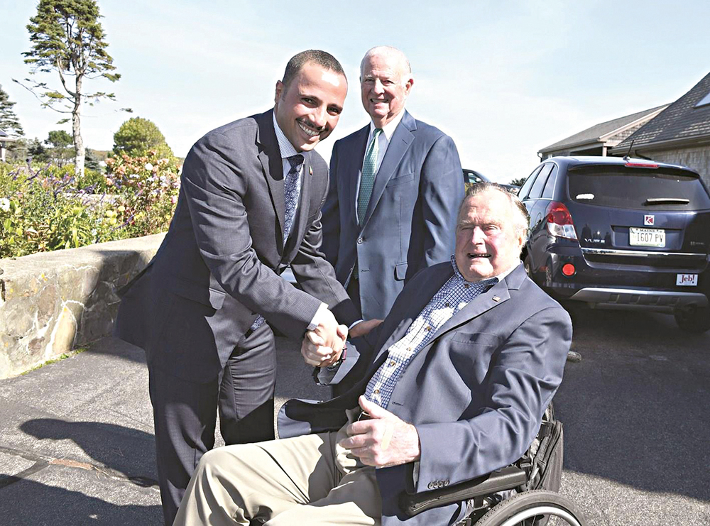 الغانم مُصافحاً بوش لدى لقائه العام الماضي