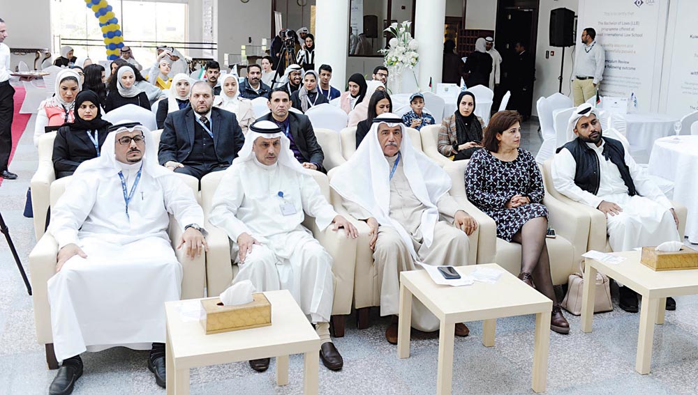 الفارسي وممثلو الجهات الحكومية عند إعلان النتائج