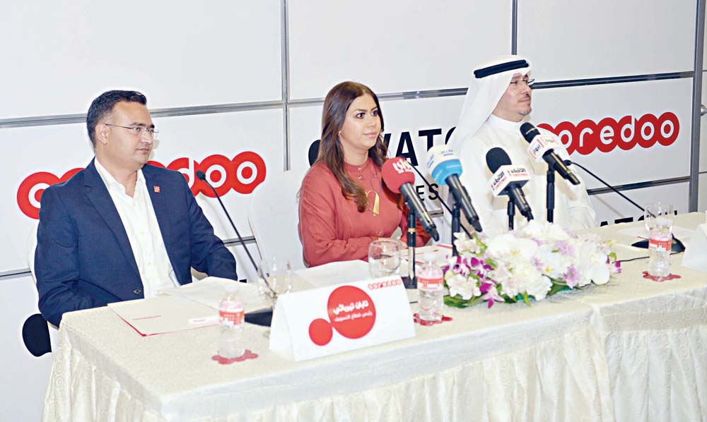 الأيوب وتراتشي وفاطمة دشتي خلال المؤتمر الصحافي	 (تصوير نايف العقلة)