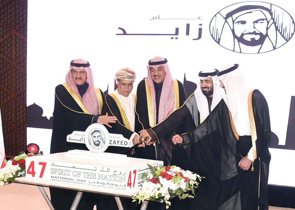 صباح الخالد مُشاركاً السفير الإماراتي والسفراء الخليجيين قص قالب الحلوى	 (تصوير سعد هنداوي)