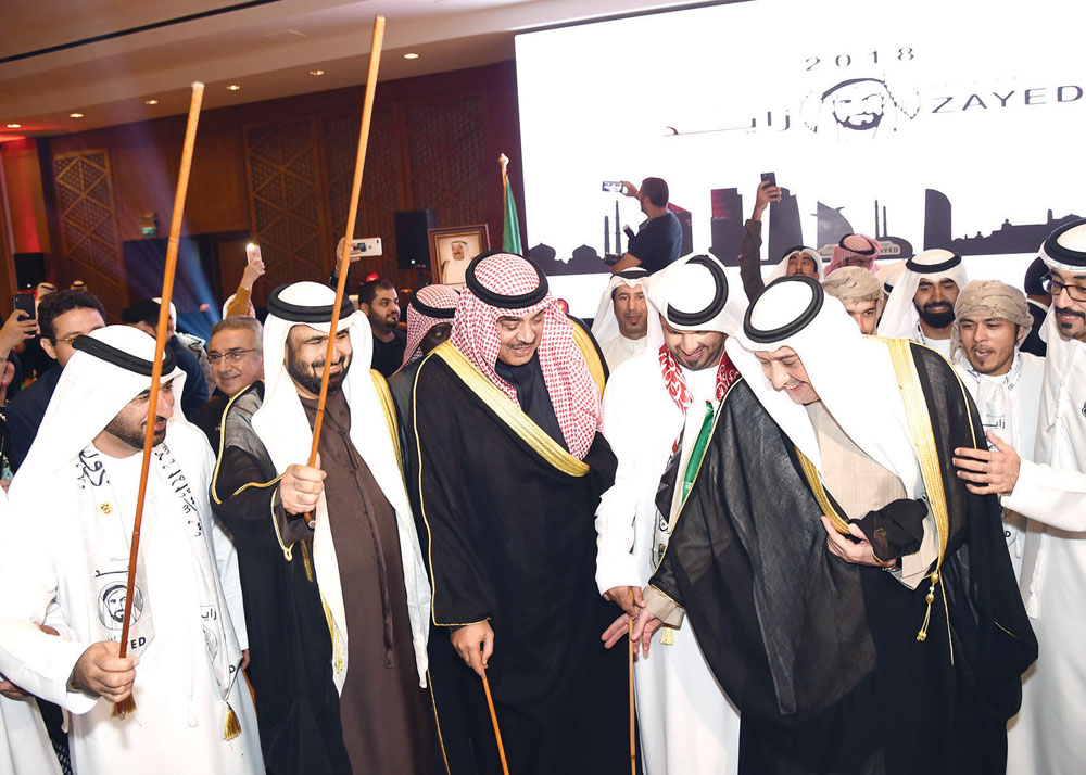 صباح الخالد والسفير الإماراتي وفيصل الحمود خلال أداء رقصة العصا