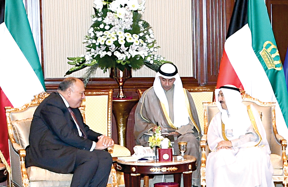 صاحب السمو مستقبلاً وزير الخارجية المصري