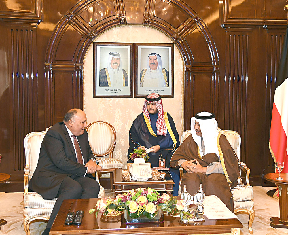 المبارك مستقبلاً الوزير المصري