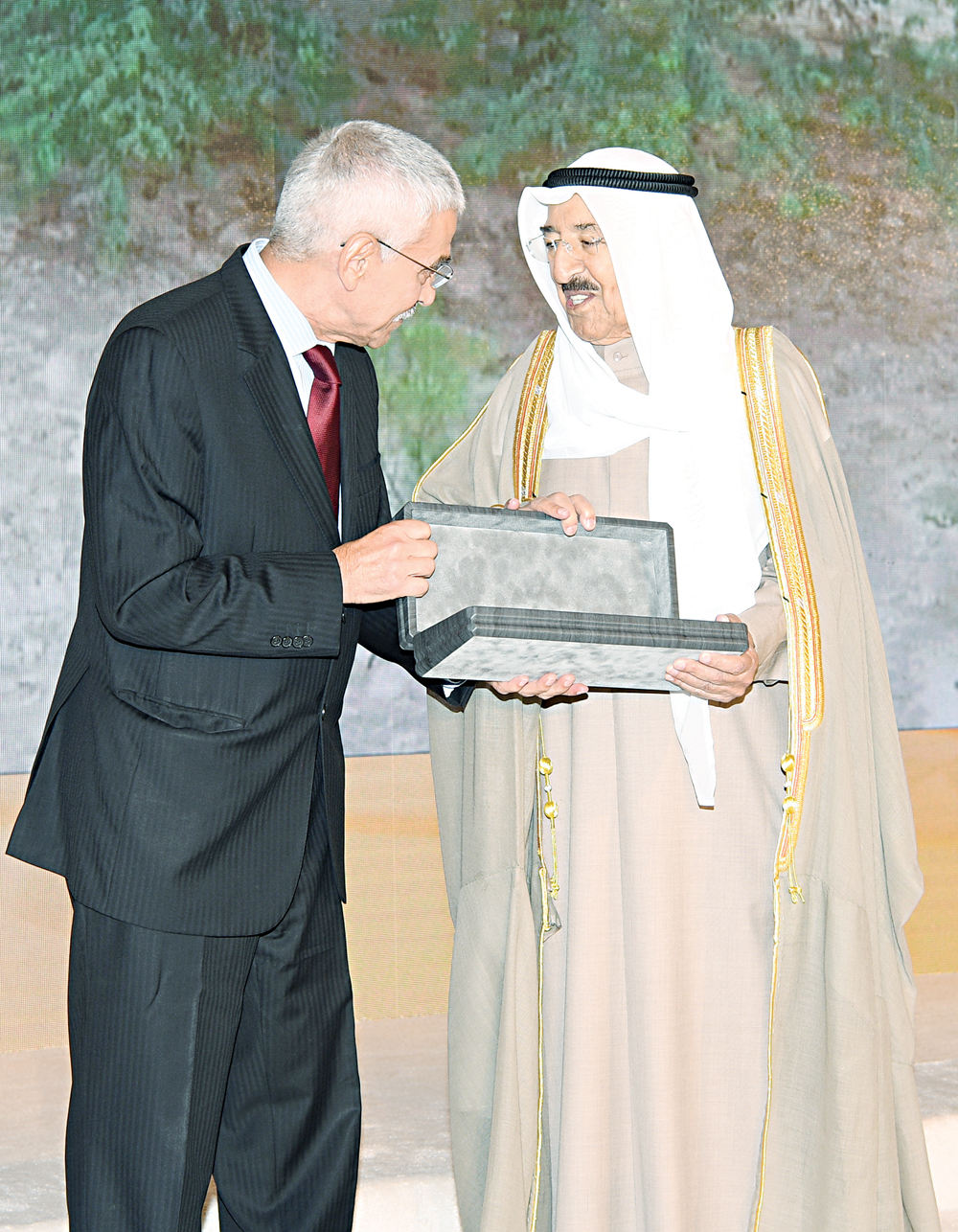 صاحب السمو متسلما هدية تذكارية من شهاب الدين