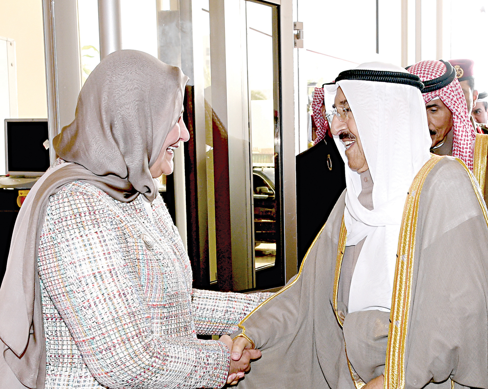 سمو الأمير مصافحاً فايزة الخرافي