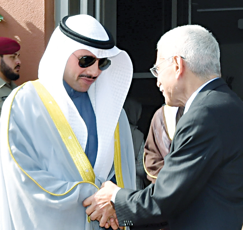 الغانم مصافحاً شهاب الدين